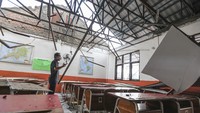 Insiden tersebut terjadi akibat hujan deras disertai angin kencang yang terjadi pada Selasa (19/4) sore.