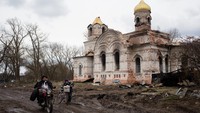 Selain masjid, perang juga merusak sejumlah gereja yang berada di beberapa wilayah Ukraina. Salah satunya gereja yang berada di Lukashivka, Ukraina. (Anastasia Vlasova/Getty Images).