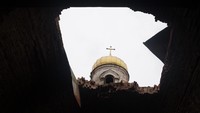Seperti diketahui, kawasan Lukashivka, Ukraina, merupakan salah satu wilayah yang menjadi saksi pertempuran Rusia-Ukraina. Tak hanya menghancurkan sejumlah bangunan, perang juga merenggut nyawa sejumlah warga sipil di sana. (Anastasia Vlasova/Getty Images).