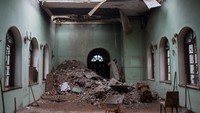 Saat dipotret pada tanggal 9 April 2022, bagian dalam gereja itu tampak rusak berat. (Anastasia Vlasova/Getty Images).  