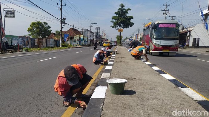 Pengecatan marka jalan menjelang arus mudik lebaran di wilayah Magelang, Rabu (20/4/2022).