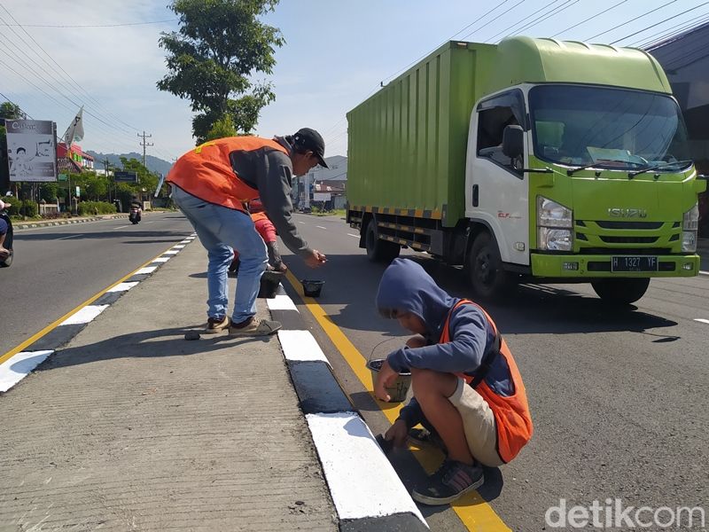 Ilustrasi pengecatan marka jalan menjelang arus mudik lebaran di wilayah Magelang, Rabu (20/4/2022). Foto: Eko Susanto