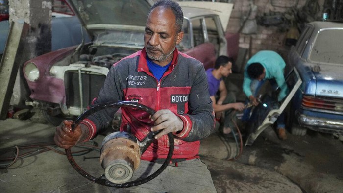 Pengusaha Mesir Pamer Koleksi Ratusan Mobil Klasik Automobile enthusiasts visit a classic car show in Cairo, Egypt, March 19, 2022. (AP Photo/Amr Nabil)