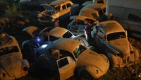 Dia tak meninggalkan hobi dalam mengoleksi mobilnya.  Foto: AP/Amr Nabil