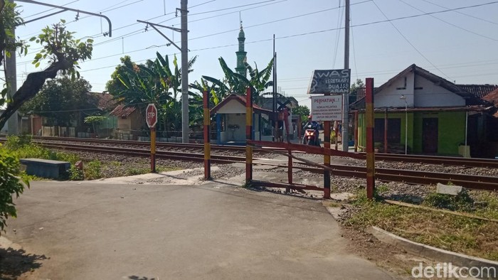 Perlintasan kereta api sebidang di Desa Mlese, Kecamatan Ceper, Rabu (20/4/2022).
