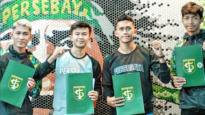Persebaya Surabaya mengontrak empat pemain muda jebolan tim EPA Persebaya. Mereka mendapat kontrak jangka panjang bersama tim senior.