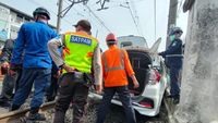 Potret Momen Evakuasi Mobil Tertabrak KRL Di Depok