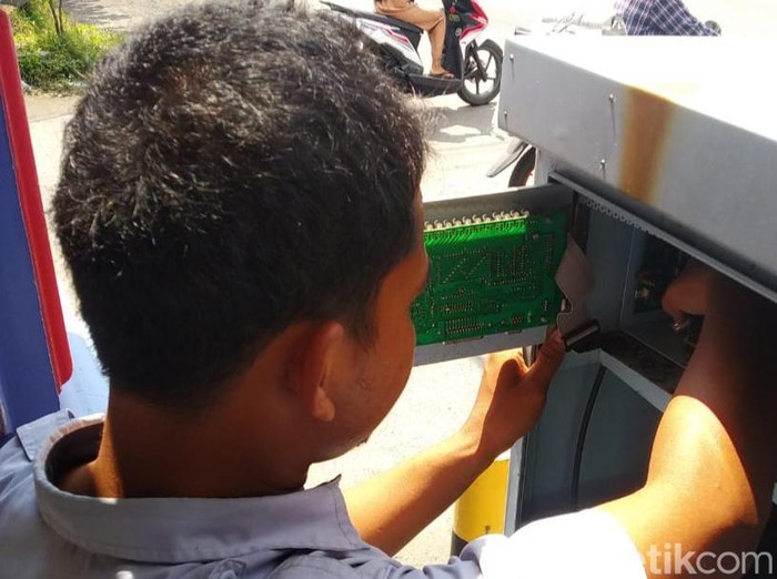 Petugas memperbaiki lampu traffic light jalan Jogja-Solo di simpang empat Kepoh, Delanggu.