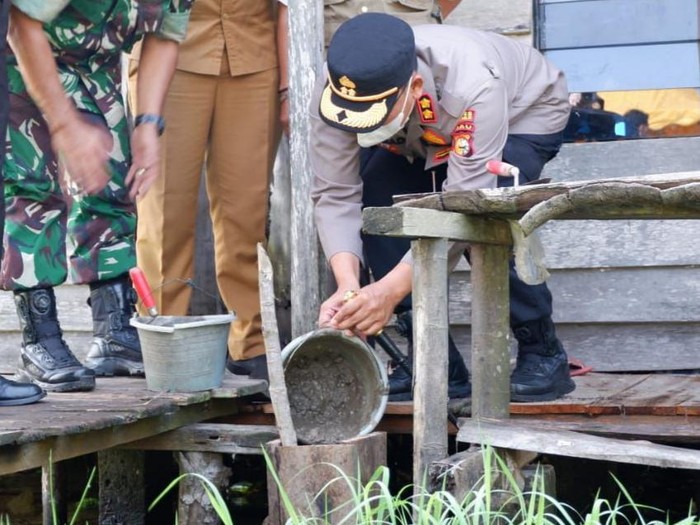 Polisi sisihkan gaji untuk bantu warga.