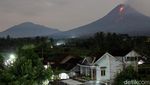 Gunung Merapi Kembali Muntahkan Lava Pijar Pagi Ini