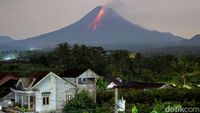 Gunung Merapi Kembali Muntahkan Lava Pijar Pagi Ini