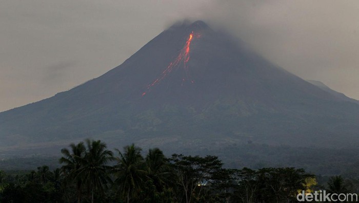 Pemantauan aktivitas gunung Merapi terus dilakukan. Pagi ini, Merapi terlihat mengeluarkan guguran lava pijar. Berikut penampakannya.