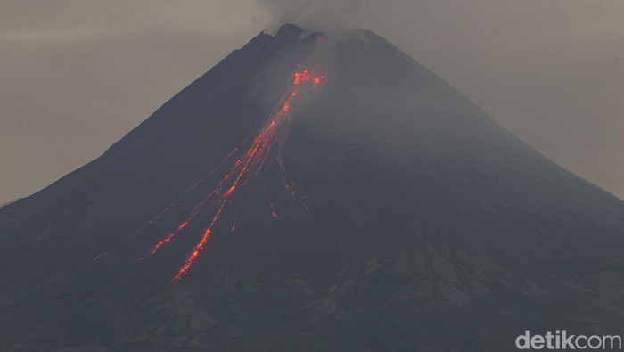 Pemantauan aktivitas gunung Merapi terus dilakukan. Pagi ini, Merapi terlihat mengeluarkan guguran lava pijar. Berikut penampakannya.