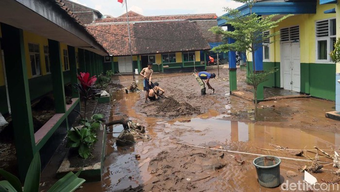 Banjir bandang menerjang SDN 7 Rancaekek Kabupaten Bandung pada Selasa (19/4) kemarin. Saat ini material lumpur masih merendam bangunan SDN 7 Rancaekek.