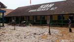 Potret SDN 7 Rancaekek Bandung Dipenuhi Lumpur