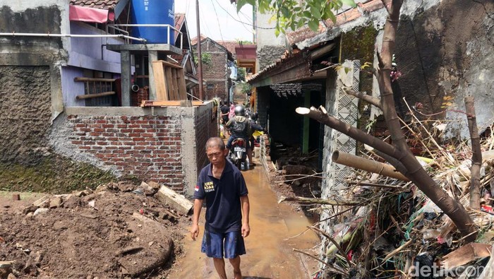 Banjir bandang menerjang SDN 7 Rancaekek Kabupaten Bandung pada Selasa (19/4) kemarin. Saat ini material lumpur masih merendam bangunan SDN 7 Rancaekek.