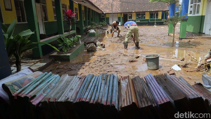 Banjir bandang menerjang SDN 7 Rancaekek Kabupaten Bandung pada Selasa (19/4) kemarin. Saat ini material lumpur masih merendam bangunan SDN 7 Rancaekek.