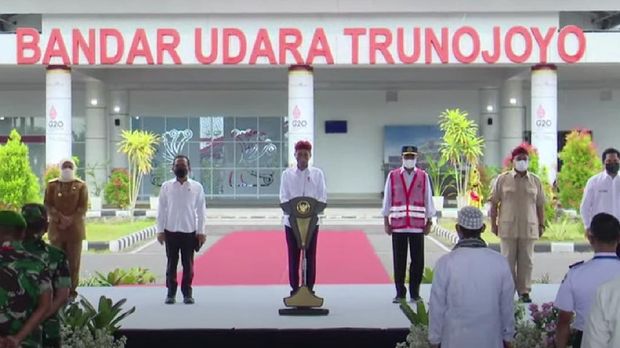 presiden jokowi di sumenep resmikan bandara trunojoyo