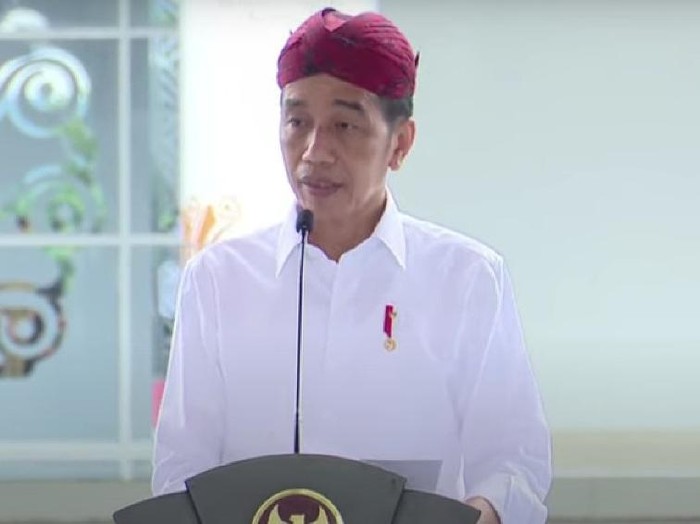 presiden jokowi di sumenep resmikan bandara trunojoyo
