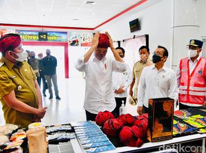 Jokowi dan Prabowo Kompak Pakai Udeng Khas Raja-raja Madura, Belinya di Sini