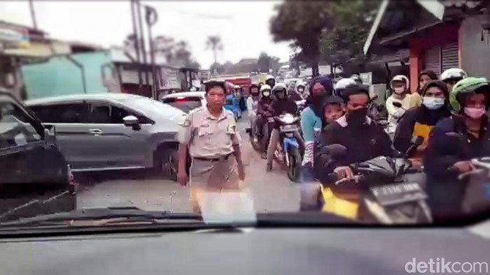 Viral Pria Ngaku Polisi Gebrak Ambulans Pengangkut Pasien di Sukabumi