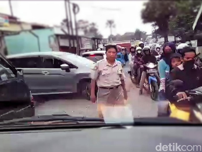 Pria mengaku polisi menggebrak ambulans di Sukabumi