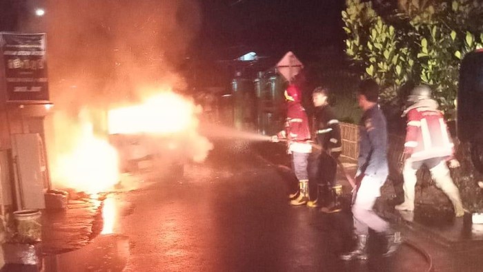 Pria Misterius Bakar Angkot di Sumedang