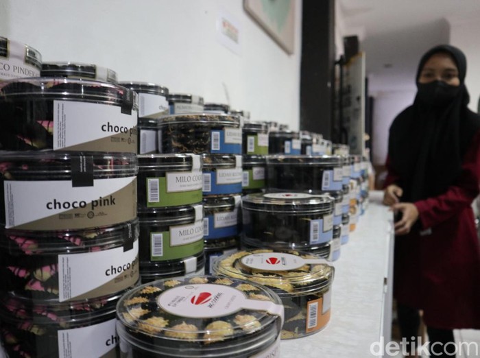 Produksi kue kering JnC meningkat jelang lebaran.