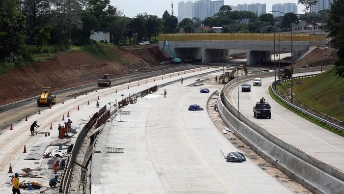 Pekerja menyelesaikan pembangunan Jalan Tol Serpong-Balaraja (Serbaraja) di Serpong, Tangerang Selatan, Banten, Rabu (20/4/2022). Tol sepanjang 39,4 km yang rencananya akan rampung pada tahun 2024 diharapkan mampu memecah kepadatan dan kemacetan Tol JORR 1 yang menuju Tangerang hingga Merak. ANTARA FOTO/Muhammad Iqbal/wsj.