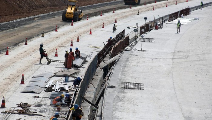 Pekerja menyelesaikan pembangunan Jalan Tol Serpong-Balaraja (Serbaraja) di Serpong, Tangerang Selatan, Banten, Rabu (20/4/2022). Tol sepanjang 39,4 km yang rencananya akan rampung pada tahun 2024 diharapkan mampu memecah kepadatan dan kemacetan Tol JORR 1 yang menuju Tangerang hingga Merak. ANTARA FOTO/Muhammad Iqbal/wsj.