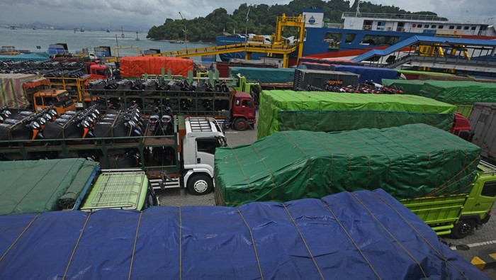 Sejumlah truk yang akan menyeberang ke Pulau Sumatera memadati area Dermaga IV, Pelabuhan Merak, Cilegon, Banten, Rabu (20/4/2022). Mengacu pada Surat Edaran Kementerian Perhubungan Nomor 40 Tahun 2022, PT ASDP Merak akan membatasi kendaraan pengangkut barang selama puncak arus mudik (28/4 - 1/5) dan puncak arus balik Lebaran (7 - 9/5). ANTARA FOTO/Asep Fathulrahman/wsj.