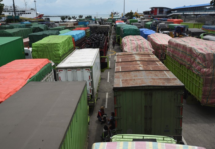 Sejumlah truk yang akan menyeberang ke Pulau Sumatera memadati area Dermaga IV, Pelabuhan Merak, Cilegon, Banten, Rabu (20/4/2022). Mengacu pada Surat Edaran Kementerian Perhubungan Nomor 40 Tahun 2022, PT ASDP Merak akan membatasi kendaraan pengangkut barang selama puncak arus mudik (28/4 - 1/5) dan puncak arus balik Lebaran (7 - 9/5). ANTARA FOTO/Asep Fathulrahman/wsj.