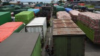 Sejumlah truk yang akan menyeberang ke Pulau Sumatera memadati area Dermaga IV, Pelabuhan Merak, Cilegon, Banten.