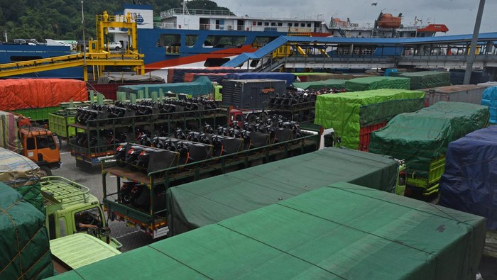 Sejumlah truk yang akan menyeberang ke Pulau Sumatera memadati area Dermaga IV, Pelabuhan Merak, Cilegon, Banten, Rabu (20/4/2022). Mengacu pada Surat Edaran Kementerian Perhubungan Nomor 40 Tahun 2022, PT ASDP Merak akan membatasi kendaraan pengangkut barang selama puncak arus mudik (28/4 - 1/5) dan puncak arus balik Lebaran (7 - 9/5). ANTARA FOTO/Asep Fathulrahman/wsj.