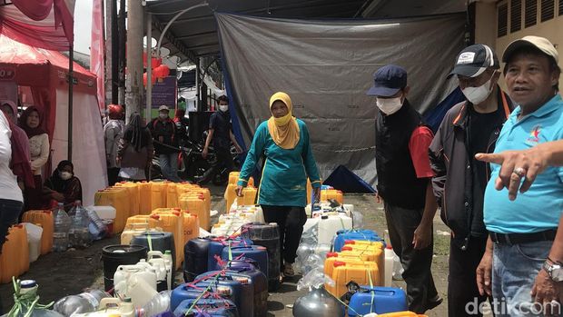 Ratusan warga Kota Sukabumi mengantre minyak goreng curah bersubsidi