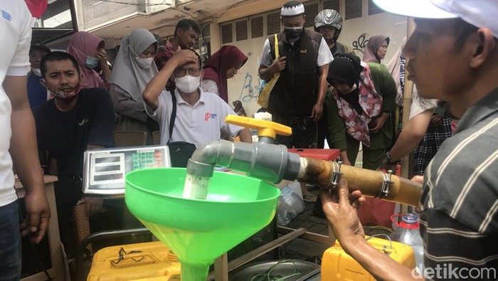 Ratusan warga Kota Sukabumi mengantre minyak goreng curah bersubsidi