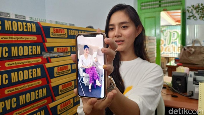 Rere menunjukan fotonya saat masih menjadi pramugari