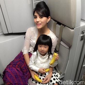 Rere saat mejadi pramugari