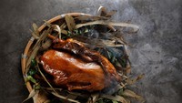 The Chairman, restoran yang juga mendapatkan gelar restoran terbaik di Asia. Restoran yang berlokasi di Hong Kong ini menawarkan menu kontemporer khas masakan Kanton. Menu istimewanya adalah kepiting kembang kukus yang disajikan dengan anggur China dan mie beras. Foto: Site news