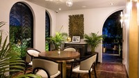 Resoran di Thailand kembali masuk dalam daftar restoran terbaik di Asia. Restoran ini bernama Sorn yang berasal dari nama kepala chef di sini. Menunya terinspirasi oleh masakan Thailand Selatan yang kebanyakan didapatkan dari sang nenek. Kan Chu Piang berupa olahan daging kepiting ini jadi menu andalannya. Foto: Site news