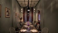 Restoran bernama Nusara ini berasal dari nama nenek dari chef Thitid Tassanakajohn. Makanan yang ditawarkan berupa resep keluarga. Menu populernya adalah salad cumi pedas dan beef wagyu dengan daun basil serta kari kepiting. Foto: Site news