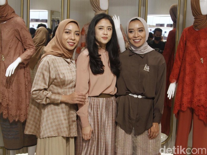 Tips tampil stylish dan simpel saat Hari Raya dari koleksi KAMI. Tips tampil stylish dan simpel saat Hari Raya.