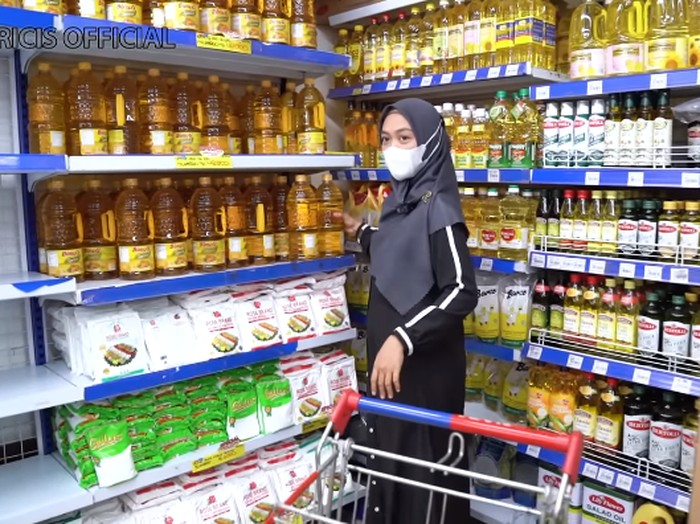 Ria Ricis Bagikan Minyak Goreng Gratis
