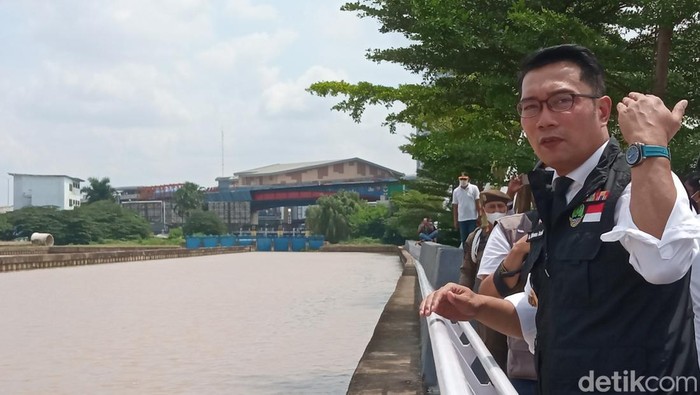 Ridwan Kamil mengecek revitalisasi Kalimalang (Fakhri Fadlurrohman/detikcom) Ridwan Kamil mengecek revitalisasi Kalimalang (Fakhri Fadlurrohman/detikcom)