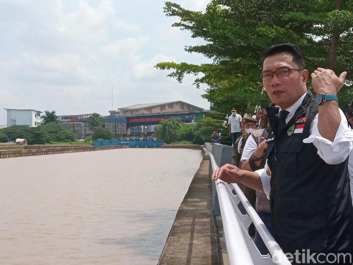 Ridwan Kamil mengecek revitalisasi Kalimalang (Fakhri Fadlurrohman/detikcom)