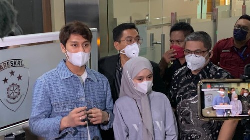Rizky Billar dan Lesti Kejora diperiksa Bareskrim Polri jadi saksi kasus robot trading DNA Pro (Azhar-detikcom)