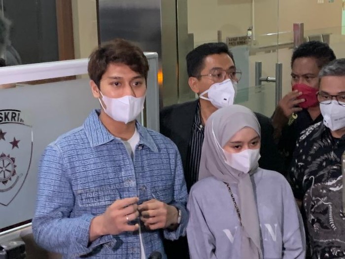 Rizky Billar dan Lesti Kejora diperiksa Bareskrim Polri jadi saksi kasus robot trading DNA Pro (Azhar-detikcom)