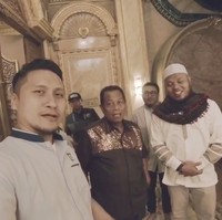 Inilah sosok Hasim Hadado (berdiri di tengah) yang diketahui berprofesi sebagai pengusaha jasa konstruksi. Ditanya Arie soal biaya pembangunan rumahnya, Hasim enggan mengungkapnya. Yang pasti ini semua titipan Allah, katanya. (Foto: YouTube/CeritaUntungs)