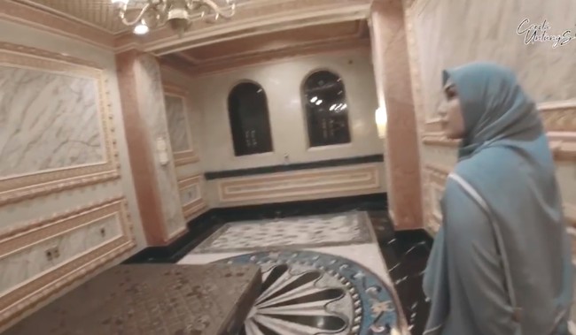 Saking luasnya, rumah Hasim memiliki 99 kamar. Masing-masing kamar tetap konsisten dengan desain utama yang mewah. (Foto: YouTube/CeritaUntungs)