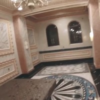 Saking luasnya, rumah Hasim memiliki 99 kamar. Masing-masing kamar tetap konsisten dengan desain utama yang mewah. (Foto: YouTube/CeritaUntungs)